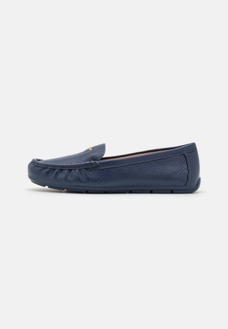 Mocassins en cuir navy à enfiler avec un bout rond, des détails cousus et une petite touche dorée à l'avant. Semelle en caoutchouc pour une meilleure adhérence.