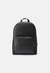 Mochila de couro preto com acabamento liso, apresentando um bolso frontal em tecido estampado, fecho de zíper duplo e alças ajustáveis.