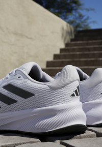 adidas Performance RESPONSE - Laufschuh Straße - cloud white core black cloud white