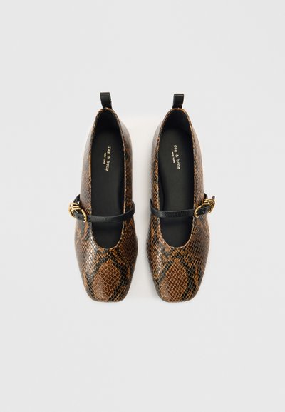 Brune ballet flats med slangeskindsprint, firkantet tå, sort rem med guldlås, glat tekstur og sort inderfor.