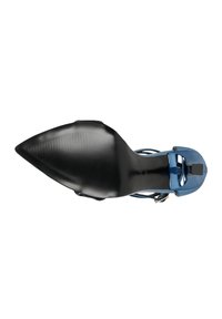 Scarpa nera con punta affusolata, caratterizzata da una suola testurizzata, accenti blu e una fascia regolabile. Il materiale sembra sintetico con una finitura elegante.