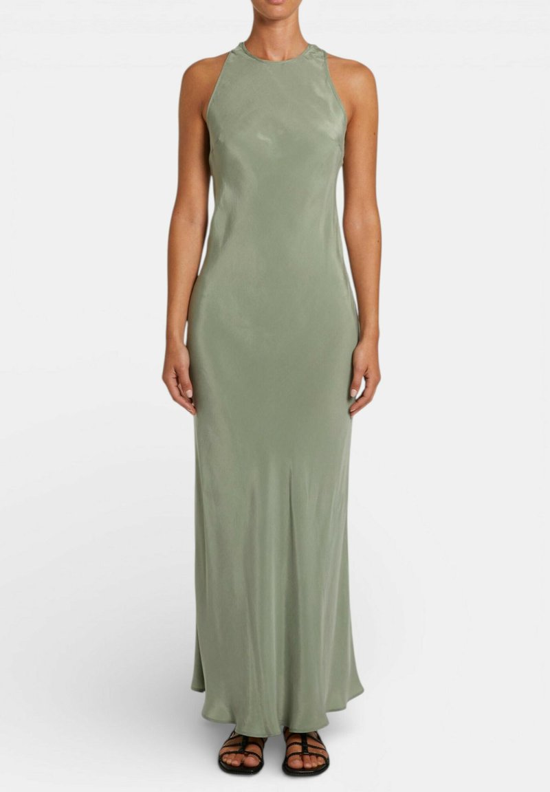 Abito senza maniche color salvia in raso, lungo fino al pavimento, con scollatura alta, indossato con sandali neri con cinturini su una persona in piedi.
