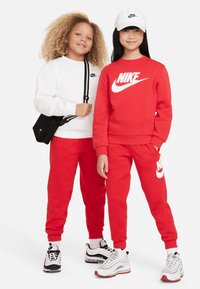 Nike Sportswear CLUB UNISEX - Treniņtērpa apakšdaļas - university red/(white)