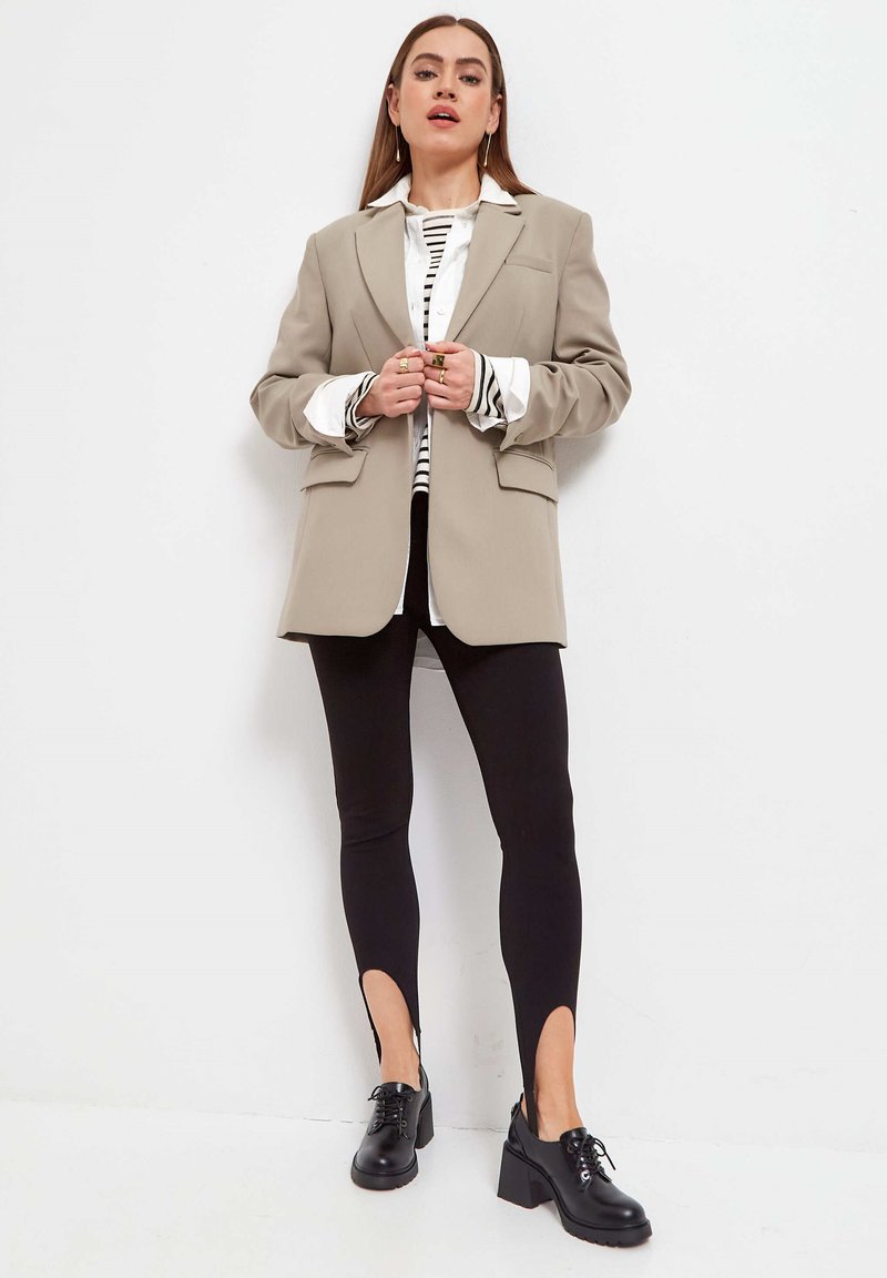 Cesare Gaspari Zapatos con cordones - black