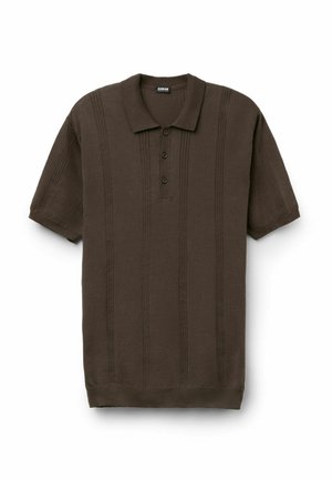 Polo de manga corta color marrón oscuro con tres botones y rayas texturizadas verticales, colocado plano sobre un fondo blanco.