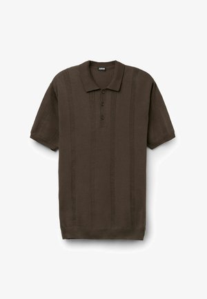 Ciemnobrązowa koszulka polo z krótkim rękawem, zapinana na trzy guziki, z pionowymi teksturowanymi paskami, ułożona płasko na białym tle.