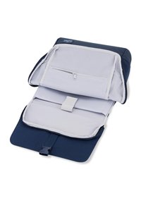 Bolsa de portátil en color navy con forro gris claro. Cuenta con un bolsillo con cremallera, dos compartimentos y una correa. Solapa exterior plegable con cierre de broche.
