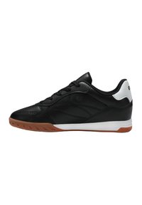 Scarpa sportiva nera in pelle con una finitura testurizzata, accenti bianchi sul tallone e suola in gomma. Presenta un design con stringhe.