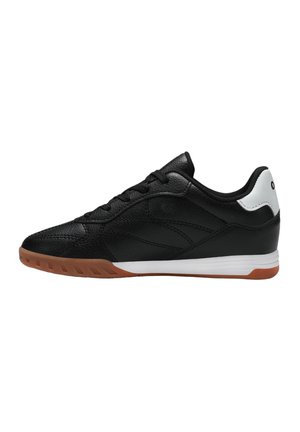 Scarpa sportiva nera in pelle con una finitura testurizzata, accenti bianchi sul tallone e suola in gomma. Presenta un design con stringhe.
