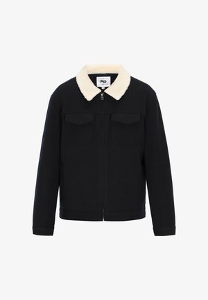 Fekete zipzáros dzseki, krémszínű műszőrme gallérral, két mellzsebekkel és strukturált sziluettel. Puha, tartós anyagból készült.
