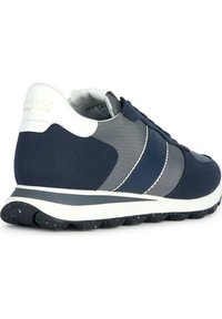 Scarpa sportiva navy e grigia con tomaia in suede e sintetico, dettagli bianchi, suola texturizzata e tallone imbottito per il comfort.