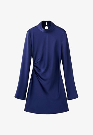 Blauwe satijnen jurk met lange mouwen, hoge halslijn en een keyhole-rug. Heeft een detail met een geplooide taille en een gladde textuur.
