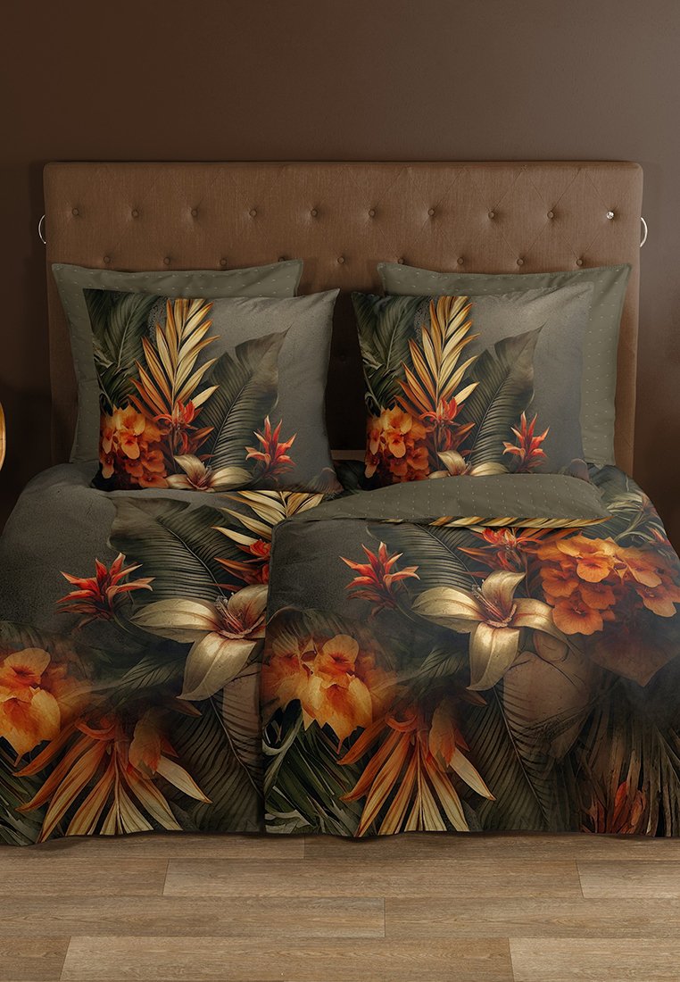 Floral Bettwäsche-Set mit lebhaften orangen und gelben Blumen sowie grünen Blättern auf einem dunklen Hintergrund. Enthält zwei passende Kissenbezüge.