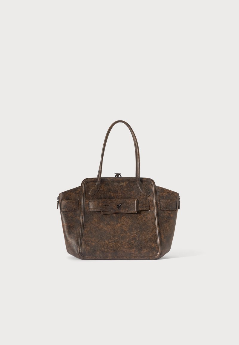 Sac à main en cuir texturé marron foncé avec deux poignées, poche avant à rabat et compartiments latéraux zippés sur un fond clair uni.