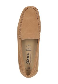 Hnědé semišové mokasíny s ručně šitými detaily, plochým designem, zaoblenou špičkou a polstrovaným interiérem. Název značky viditelný uvnitř.