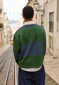 Bershka STRIPED BOXY FIT - Bluză polo - evergreen