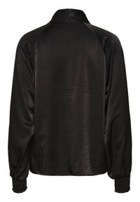 Giacca nera in satin con colletto, maniche raglan e polsini arricciati. Caratterizzata da una texture morbida e da un design semplice e pulito.