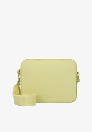 Sac bandoulière en cuir jaune avec une finition texturée, forme rectangulaire, quincaillerie dorée et une bandoulière en tissu détachable arborant un logo.