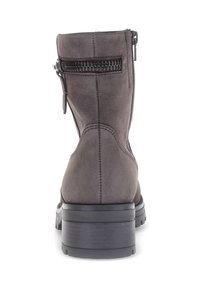 Botín de piel gris hasta el tobillo con superficie texturizada, cremallera trasera y suela de goma negra gruesa. Presenta costuras visibles a lo largo de las juntas.