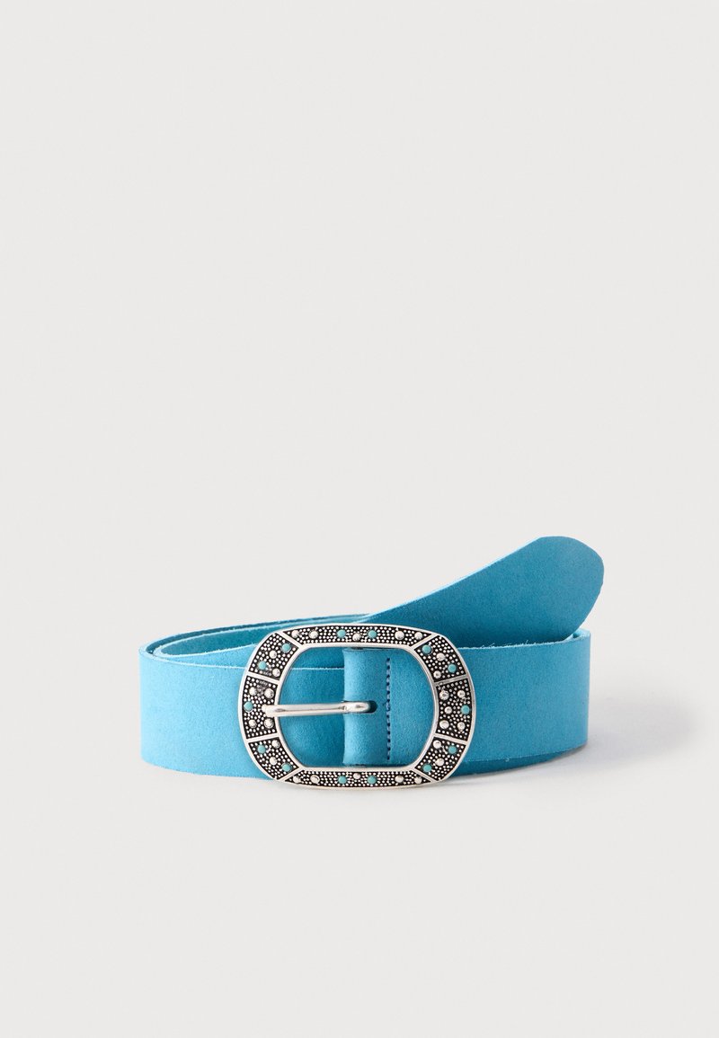 Ceinture en daim turquoise enroulée, avec une boucle rectangulaire en argent ornée de perles turquoise et blanches sur fond blanc.