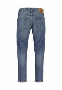 Jeans din denim de un albastru deschis, cu croială dreaptă, cinci buzunare, petic din piele pe talie și textură decolorată pe toată suprafața.