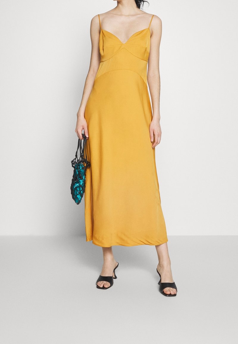 hailey baldwin gold dress Billboards Awards: stuns in plunging applique prom dresses main image 0