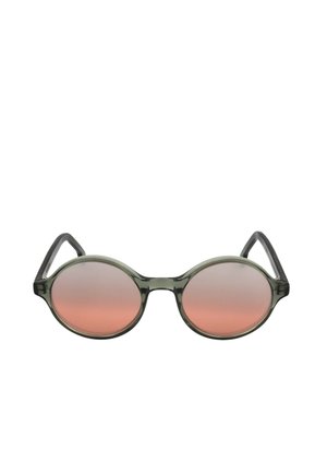 Occhiali da sole rotondi con montatura traslucida verde scuro e lenti sfumate rosa su sfondo bianco.