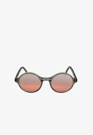 Occhiali da sole rotondi con montatura traslucida verde scuro e lenti sfumate rosa su sfondo bianco.