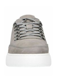 Grijze nubuck sneaker met een witte rubberen zool, voorzien van contrasterende metalen veterogen en platte grijze veters, met een minimalistisch ontwerp.