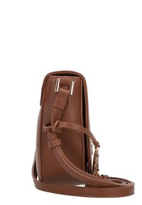 Borsa a mano in pelle marrone con forma strutturata, superficie texture, tracolla regolabile e dettagli in metallo. La vista laterale mette in evidenza i dettagli di design.