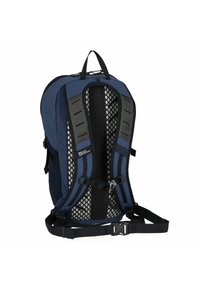 Navyblauwe rugzak met een mesh achterkant, gewatteerde verstelbare schouderbanden en sluiting met gespsluiting. Ontworpen voor comfort en ventilatie. Lichtgewicht stof.
