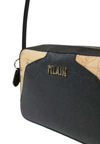 Borsa a tracolla in finta pelle nera con un design a mappa beige. Presenta una superficie testurizzata, hardware in tonalità oro e logo sulla parte anteriore.