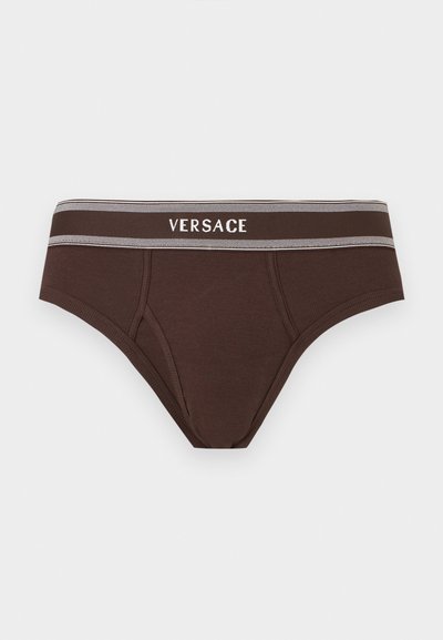 Sous-vêtement masculin marron de type slip avec une ceinture élastique grise arborant le logo "VERSACE" en lettres blanches.