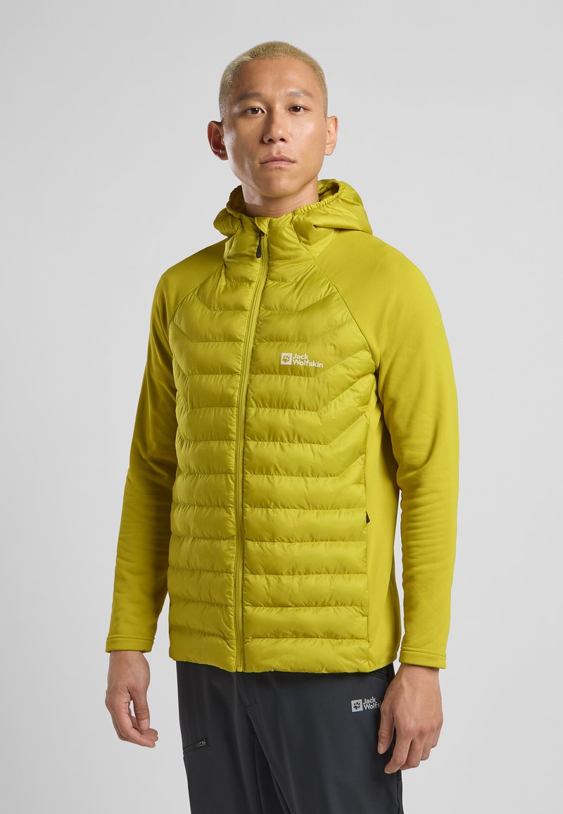 Gelbe Kapuzenjacke mit wattierter Isolierung und glatten Ärmeln, ausgestattet mit einem durchgehenden Reißverschluss und einem Logo auf der linken Brust.