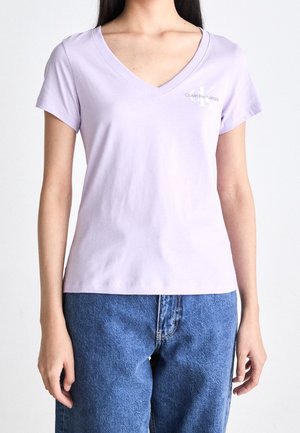 Tričko s výstřihem do V a krátkými rukávy v světle levandulové bavlně s detailem loga Calvin Klein jeans na levé straně hrudníku. Jemně strukturovaná tkanina.