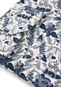 Koszula zapinana na guziki w białej bazie z misternymi niebieskimi i brązowymi wzorami kwiatowymi. Materiał jest gładki, z dwoma widocznymi guzikami na mankietach.