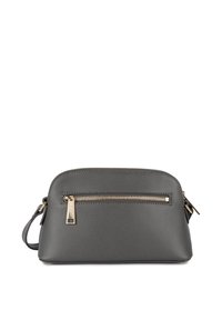Borsa a tracolla grigia in pelle con finitura testurizzata, parte superiore arrotondata, tasca frontale con zip e dettagli in metallo dorato. Include una tracolla regolabile.