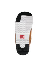 Braune Skate-Schuhsohle mit einer weißen Mittelsohle und einem schwarzen Gummitraktionsmuster; enthält das DC-Logo in Rot im weißen Bereich.