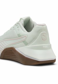 Tenisky Puma s mátově zeleným svrškem, texturovanou síťovinou, růžovými akcenty a bílou a hnědou gumovou podrážkou se znakem.