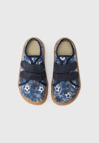 Modré látkové topánky s futbalovým motívom; majú dva čierne suché zipsy a hnedú gumovú podrážku. Zaoblený tvar, ľahký dizajn.