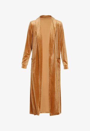Długa aksamitna szata w ciepłym beżowym kolorze, z długimi rękawami, otwartym przodem i dwoma przednimi kieszeniami. Gładka faktura z delikatnym połyskiem.