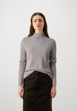 Hellgrauer Rollkragenpullover aus weichem, strukturiertem Stoff, kombiniert mit einem dunkelbraunen, knielangen Jeansrock. Lange Ärmel und lässige Passform.