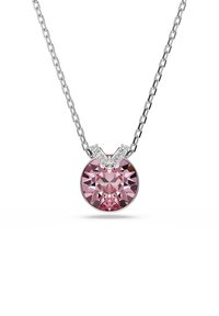 Zilveren ketting met een ronde roze kristallen hanger en een V-vormige zilveren accent, versierd met kleine heldere stenen.