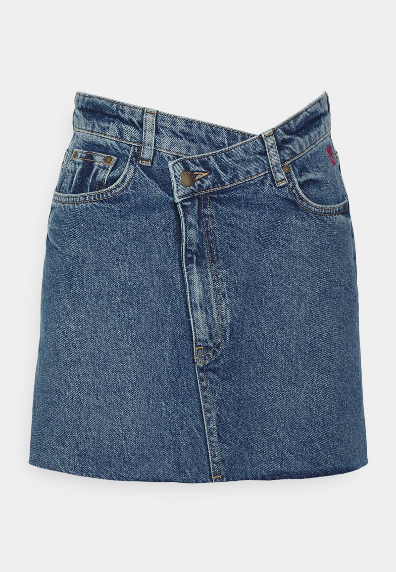 Mini gonna in denim di blu medio, con chiusura frontale a bottoni, tasche inclinate e orlo sfilacciato per un look casual.