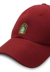 Czerwona bawełniana czapka baseballowa z wygiętym daszkiem. Posiada haftowany zielony wzór góry z pomarańczowymi i żółtymi akcentami.