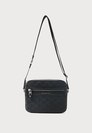 Schwarze Michael Kors Umhängetasche mit geprägt geprägtem Logo-Muster, vordere Reißverschlusstasche und verstellbarem Schultergurt.