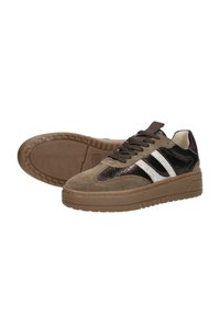 Bruine suède sneakers met metalen zwarte en witte accenten, voorzien van een stevige rubberen zool, een ronde neus en een textuur bovenkant.