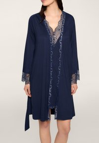 Granatowy kimono z długimi rękawami, wykończony koronkowymi detalami wzdłuż dekoltu i rękawów, z przewiązywanym paskiem do regulacji dopasowania.