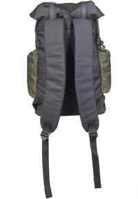 Vue arrière d'un sac à dos bicolore avec un tissu gris foncé et une poche vert olive, des bretelles rembourrées et des boucles réglables.