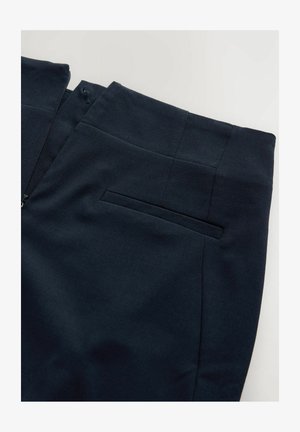 Pantaloni tailored blu navy realizzati in un tessuto liscio, con chiusura laterale e una tasca sul retro con un sottile dettaglio di cucitura.